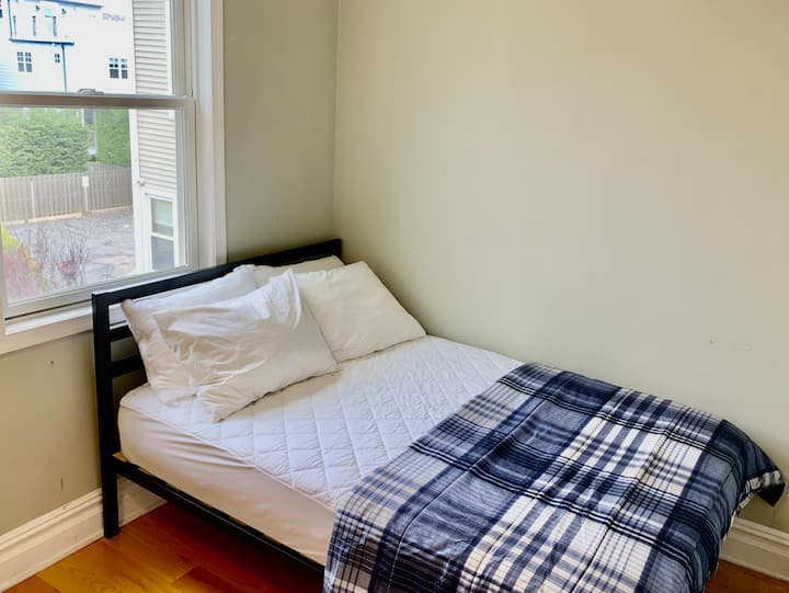 მე-2 სართულის საძინებელი - სრული ზომის საწოლი