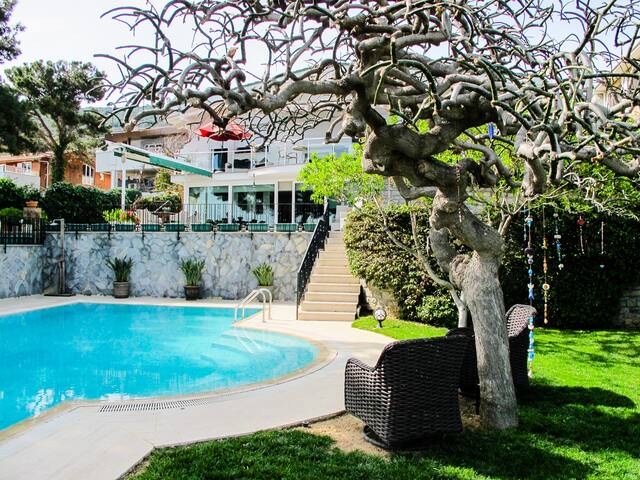 Denize sıfır, havuzlu, bahçeli villa gallery image 4