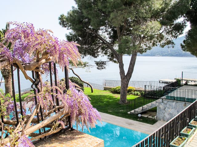 Denize sıfır, havuzlu, bahçeli villa gallery image 5