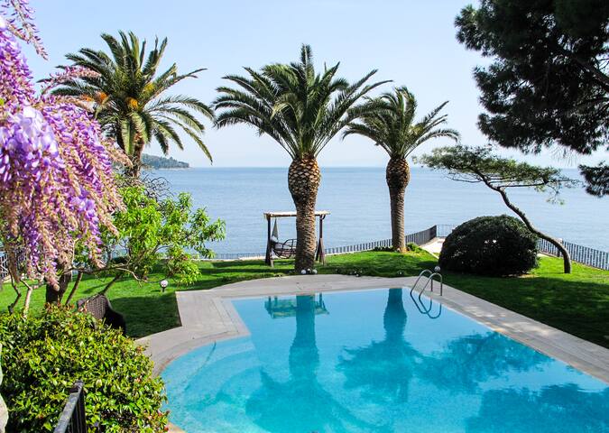 Denize sıfır, havuzlu, bahçeli villa