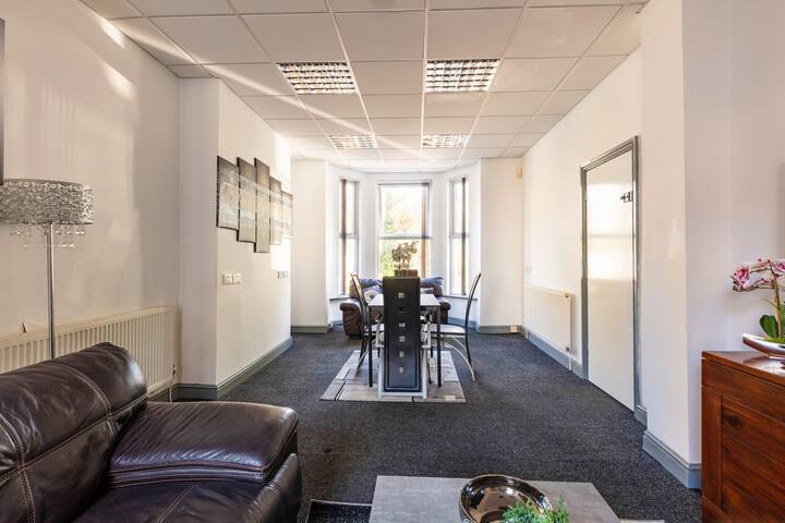 Cheerful 5-Bedroom Villa with Parking on Premises gallery image 2