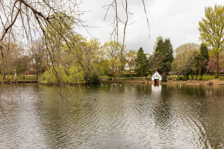 Cheerful 5-Bedroom Villa with Parking on Premises gallery image 5