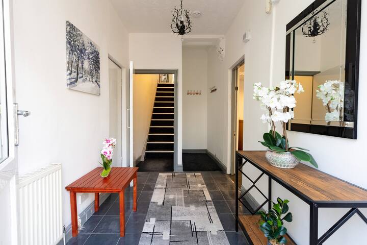 Cheerful 5-Bedroom Villa with Parking on Premises gallery image 4