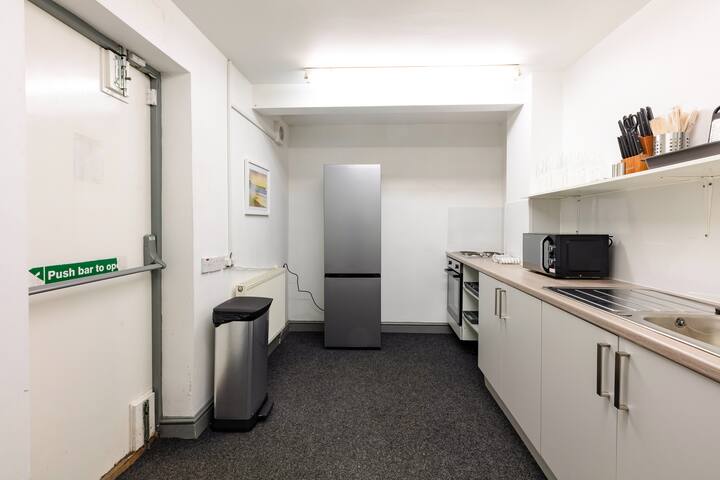 Cheerful 5-Bedroom Villa with Parking on Premises gallery image 3