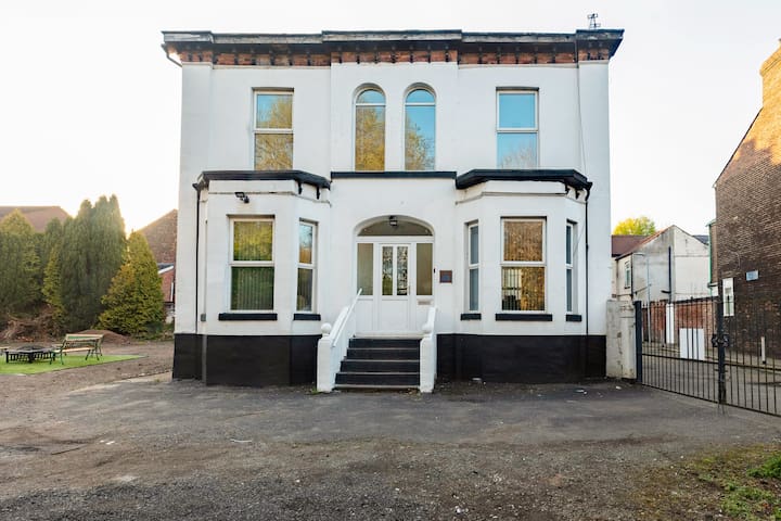 Cheerful 5-Bedroom Villa with Parking on Premises