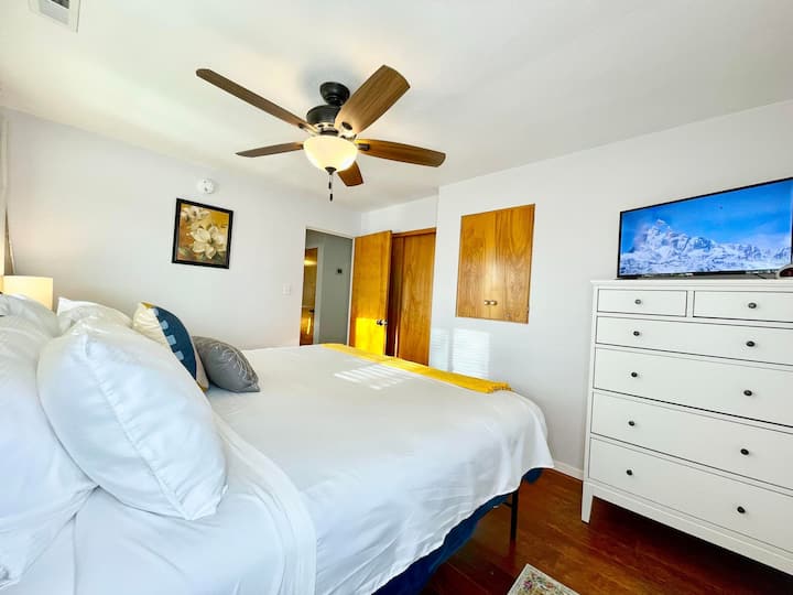 Dormitorio #2 Cama tamaño king,  armario, vestidor y televisión ROKU. El dormitorio está a la izquierda del baño desde el pasillo principal.