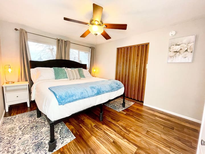 Dormitorio principal #1 cama tamaño king, 2 armarios, vestidor y televisión ROKU. El dormitorio está a la derecha del baño desde el pasillo principal.