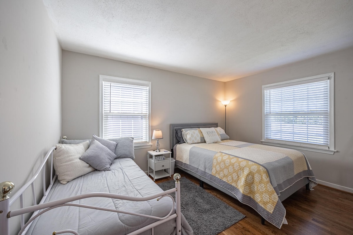 Во спалната соба 2 има брачен и брачен кревет (широк 180-220 см) со доволно простор