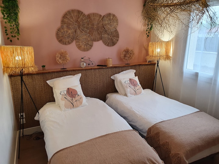 spálňa na prízemí 
2 lôžka v 90.
TV
Utierka