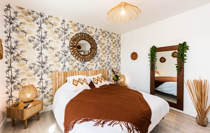 Spálňa na 1. poschodí 
manželská posteľ
TV
Utierka 