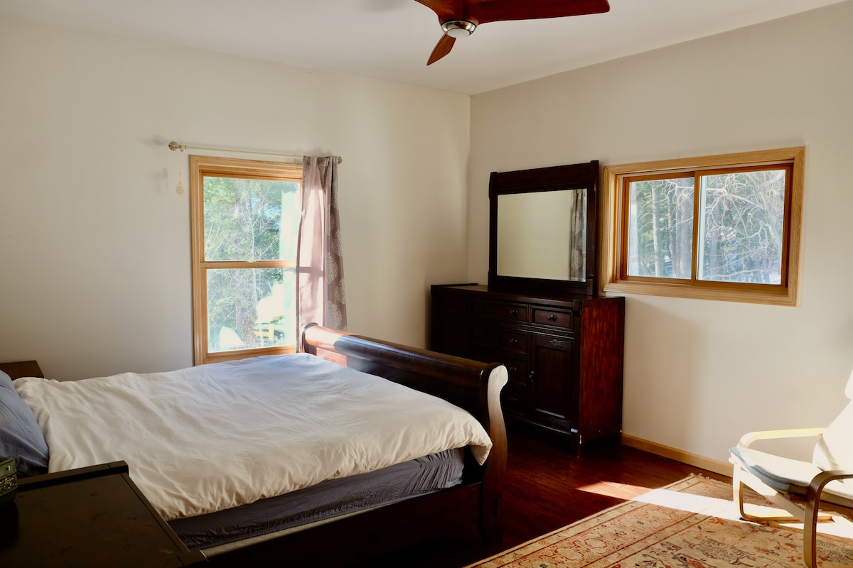 Prostrana spavaća soba s potpuno novim madracem veličine kralja i dovoljno prostora kako biste se mogli raspakirati i nazvati ovaj smještaj.