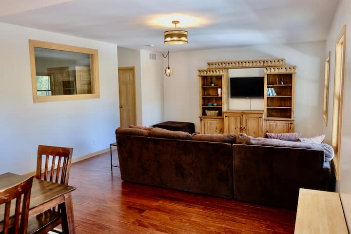 Sala de estar y comedor de concepto abierto, espacioso, cómodo y funcional