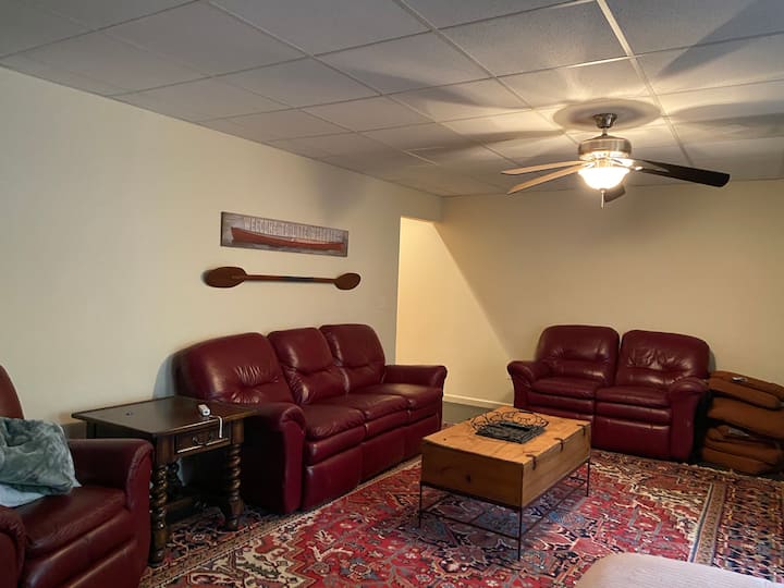 Dnevni boravak u podrumu. Novi 70 " Smart LG TV 2024