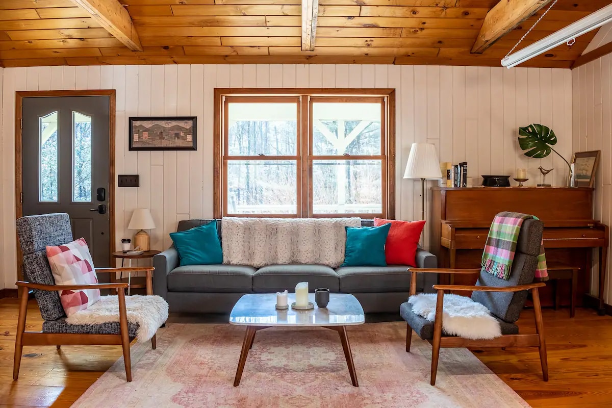 Popular Airbnb listing: Beautiful 2 bedroom cabin with hot tub in Kerhonkson