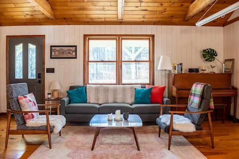 Popular Airbnb listing: Beautiful 2 bedroom cabin with hot tub in Kerhonkson