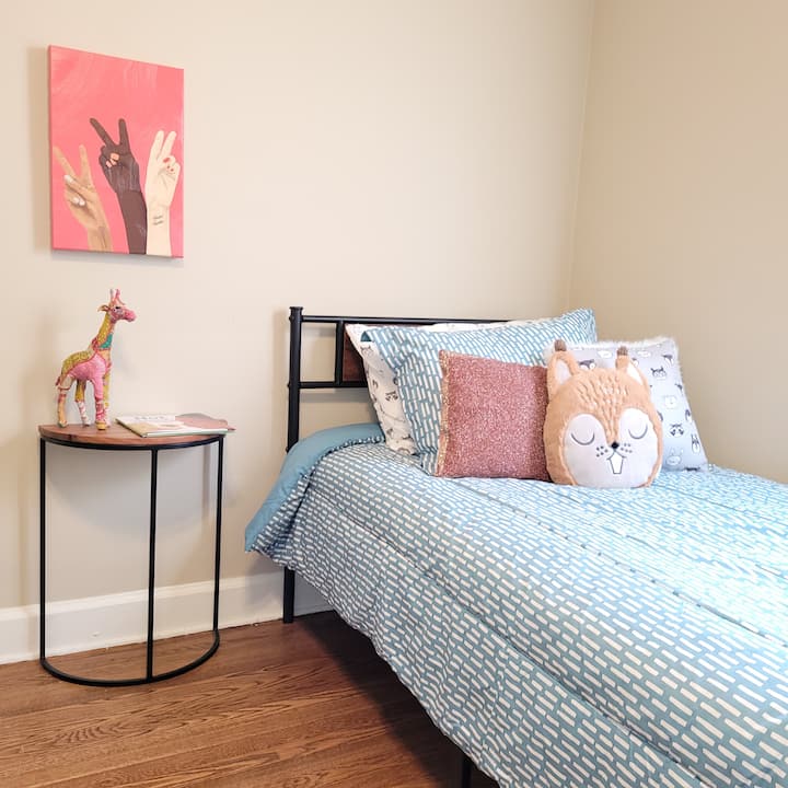 Dvokrevetna spavaća soba s komodom i ogledalom u punoj veličini te ormarom