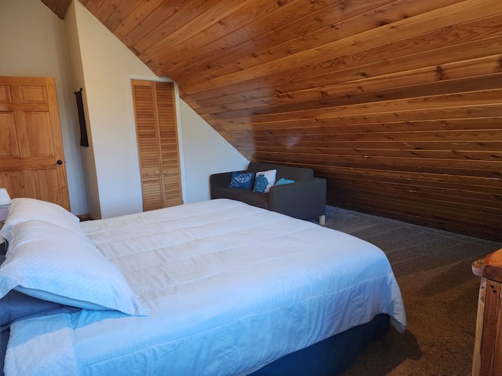 Ზედა სართულზე დიდი საძინებელი (1 დიდი დივანი)