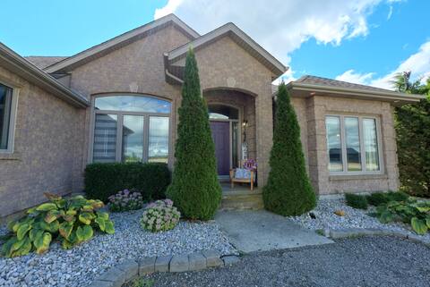 Bustani - Waterfront Cottage on Lake Erie