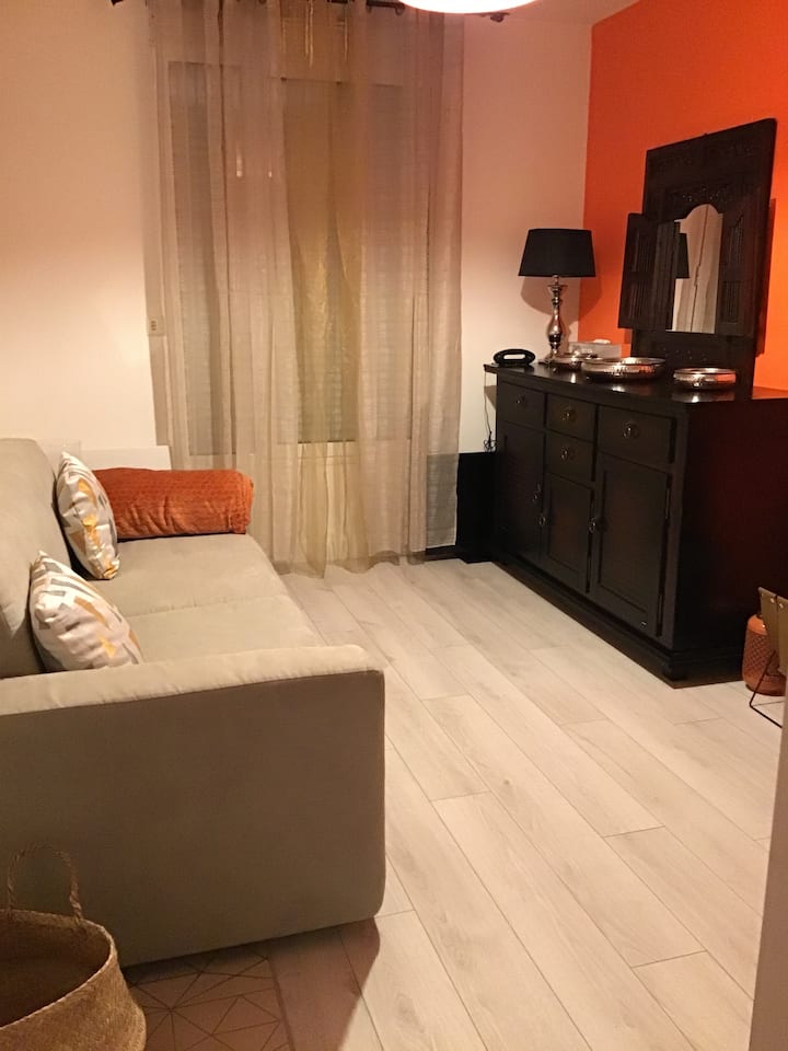 غرفة نوم رئيسية مساحتها 10 أمتار مربعة  (مع مقعدين للتحويل) لأي طلب من ضيفين أو 4 ضيوف في العقار 