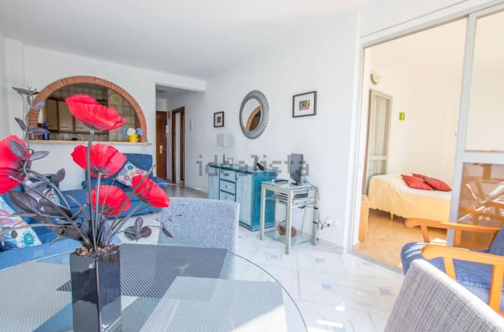Apartment -2 Bedrooms. Walk: Beach, Town & Marina - Benalmádena