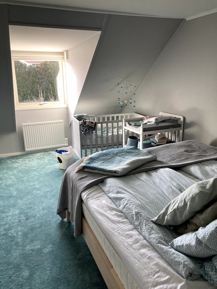 Chumba kikubwa cha kulala (kitanda cha mtoto na meza ya uuguzi kinaweza kuondolewa wakati wa ukaaji wako)