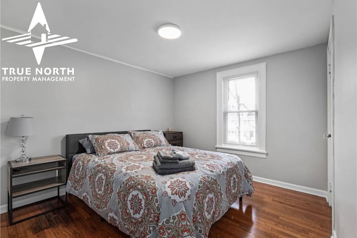 تحتوي غرفة النوم الرئيسية في الطابق العلوي على سرير بحجم كبير لراحتك واحتياجاتك 