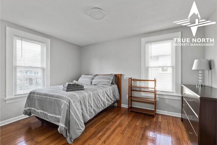 تحتوي غرفة نومنا الثانية في الطابق العلوي على سرير كامل الحجم 