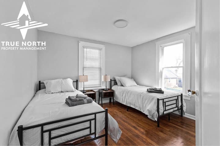 غرفة نومنا الثالثة تقع في الطابق العلوي وتتميز بسريرين توأمين لاستضافة أطفالك أو أصدقائك/عائلتك