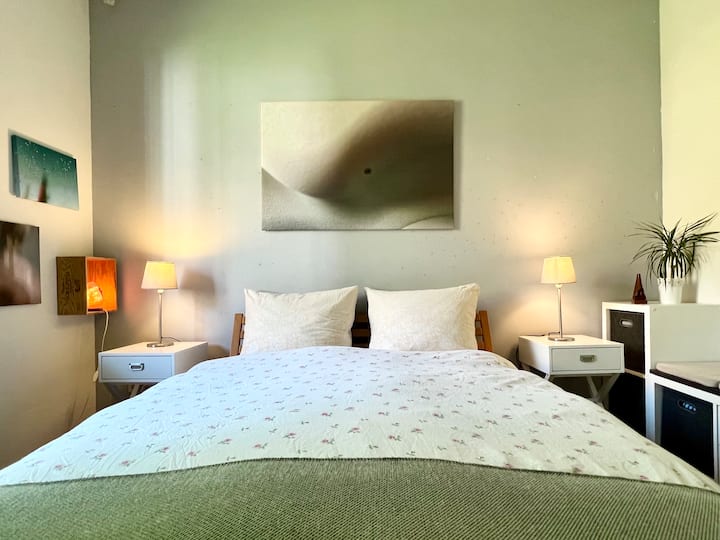 ห้องนอนใหญ่ 1 หน้าต่างไปยังสวน