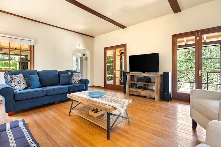 Rustic Bungalow Near Universal Studios