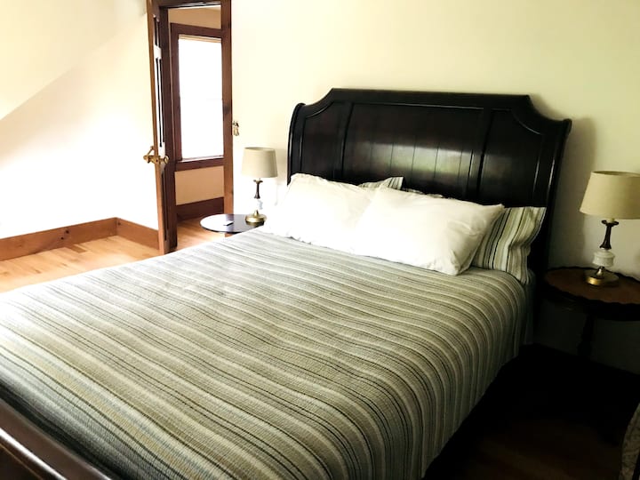 el dormitorio de arriba con cama tamaño queen tiene su propia unidad de aire acondicionado en verano