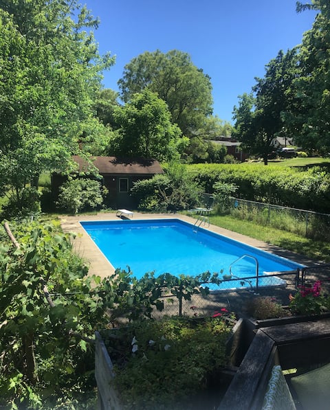 Great house with pool AND hot tub in Tburg Village