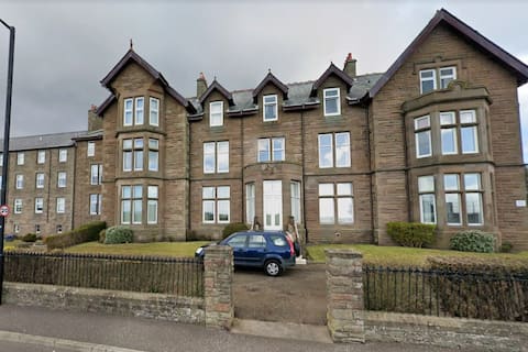 Spacious flat w/views of North Sea and golf course