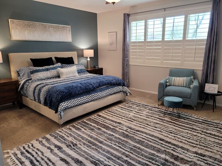 Grande suite principale avec lit King Size - touchez la nuit aux stands de nuit.  Vue sur la zone de la piscine.