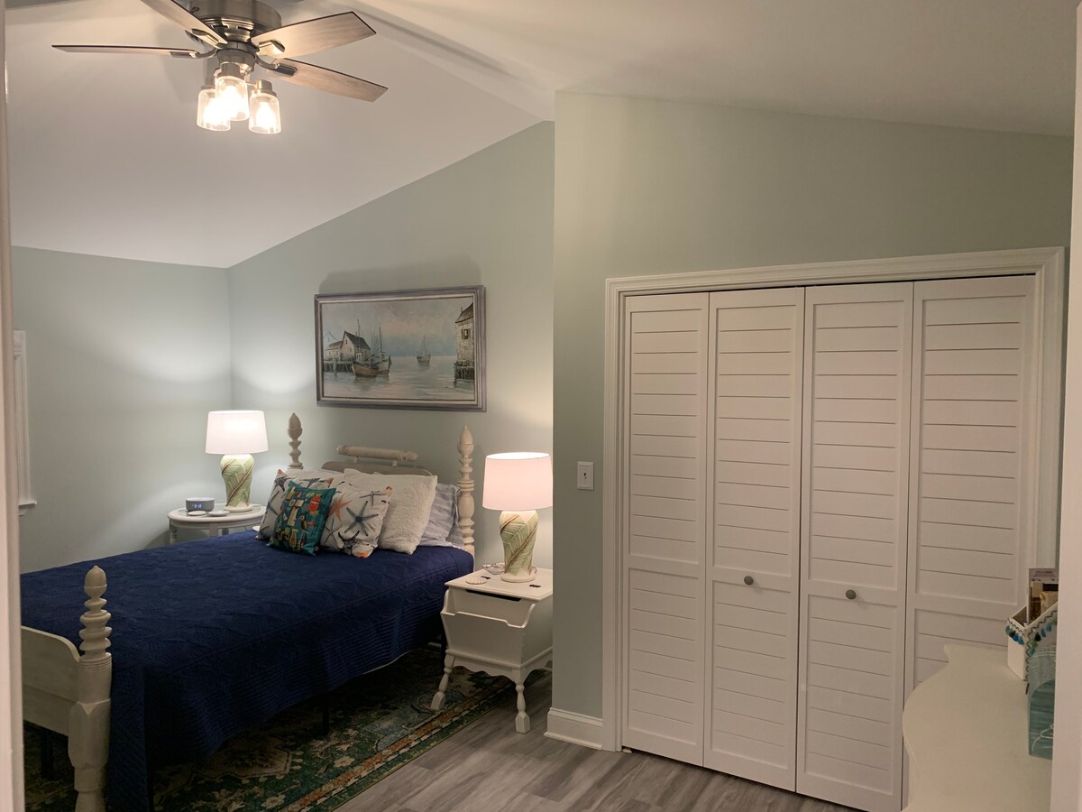One cozy, yet spacious bedroom. Sleep in a genuine 200+ year old acorn post bed. (The queen mattress is new!) All bed linens are laundered between guests. Lots of pillow choices! 