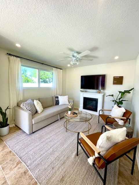 ★Walk to Beach★ Fully Renovated Jax Beach Retreat