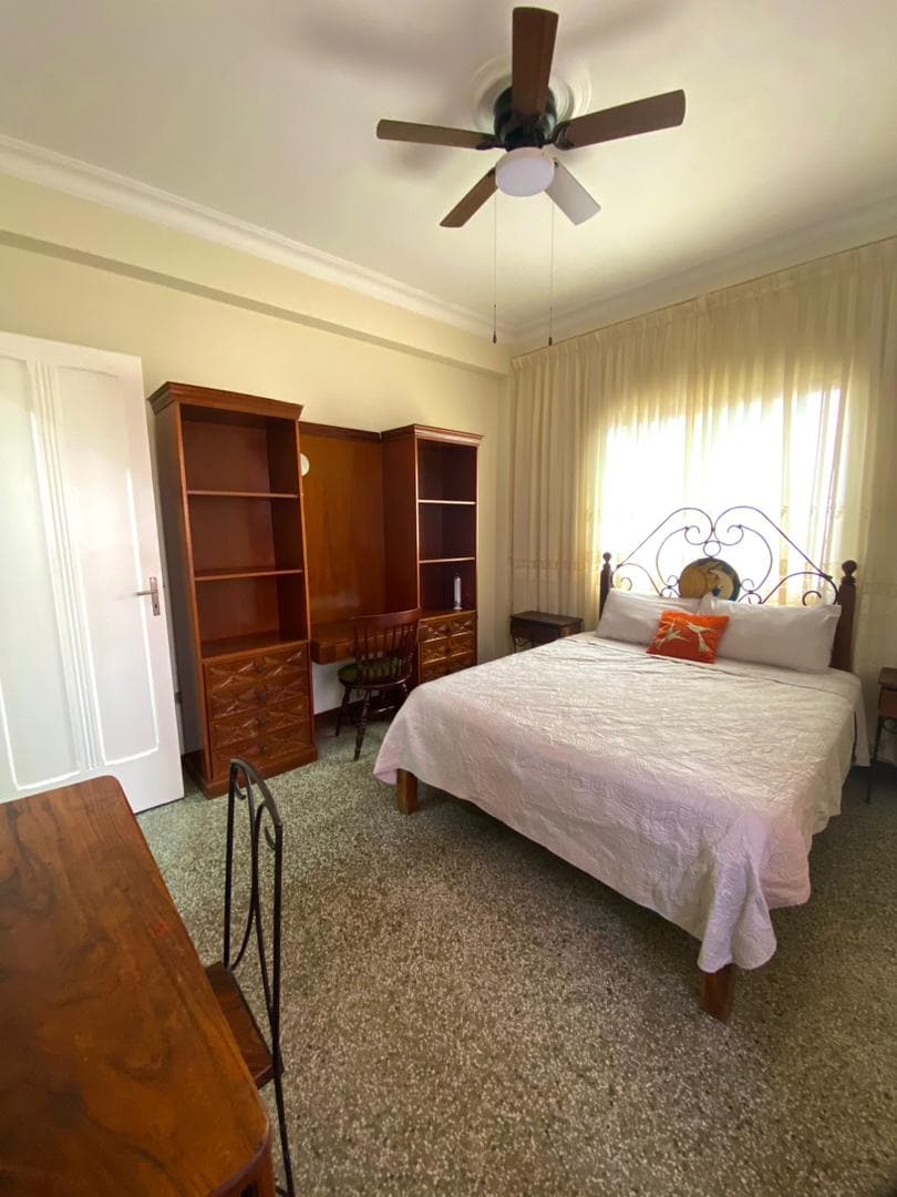 Изглед към родителска спалня
- Гардероб
- Вентилатор на тавана
- Работна маса
- 
Балкон - Сплит Климатик