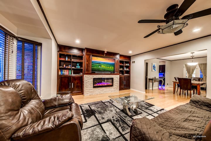 Luxury Modern House Epic Master Bath & Pool Table - Des Plaines, IL