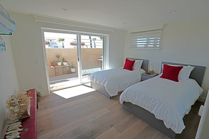 غرفة نوم ثانية في الطابق الأول بسريرين توأمين بحجم كبير.