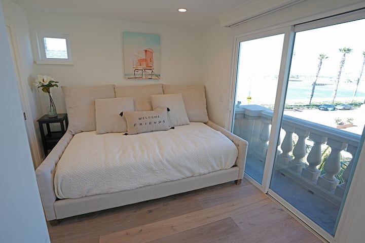 سرير ملكة في الطابق الثالث