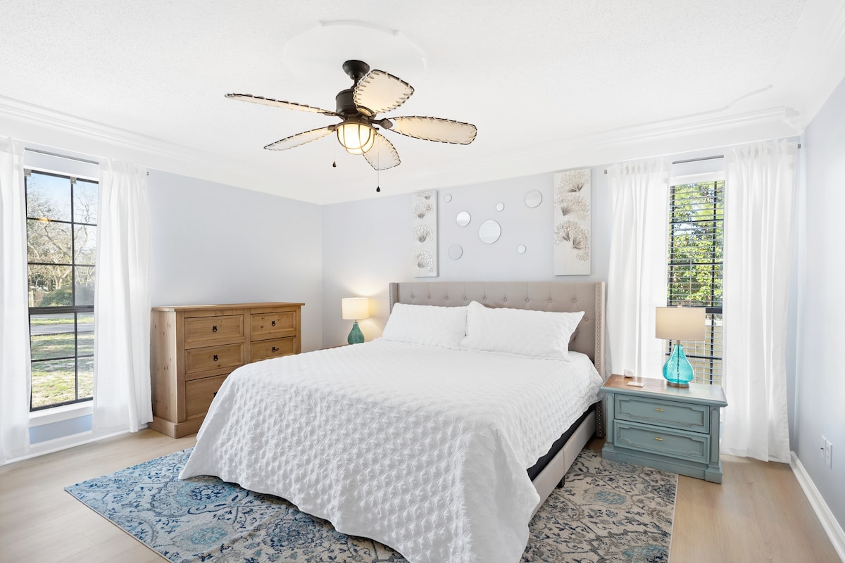 Искусете врвна релаксација во нашата спална соба Gulf Breeze Pristine King. Разбудете се освежени во луксузен брачен кревет, пречекан од сончева светлина што струи низ големи прозорци. Останете ладни под нежниот ветер на вентилаторот на таванот.