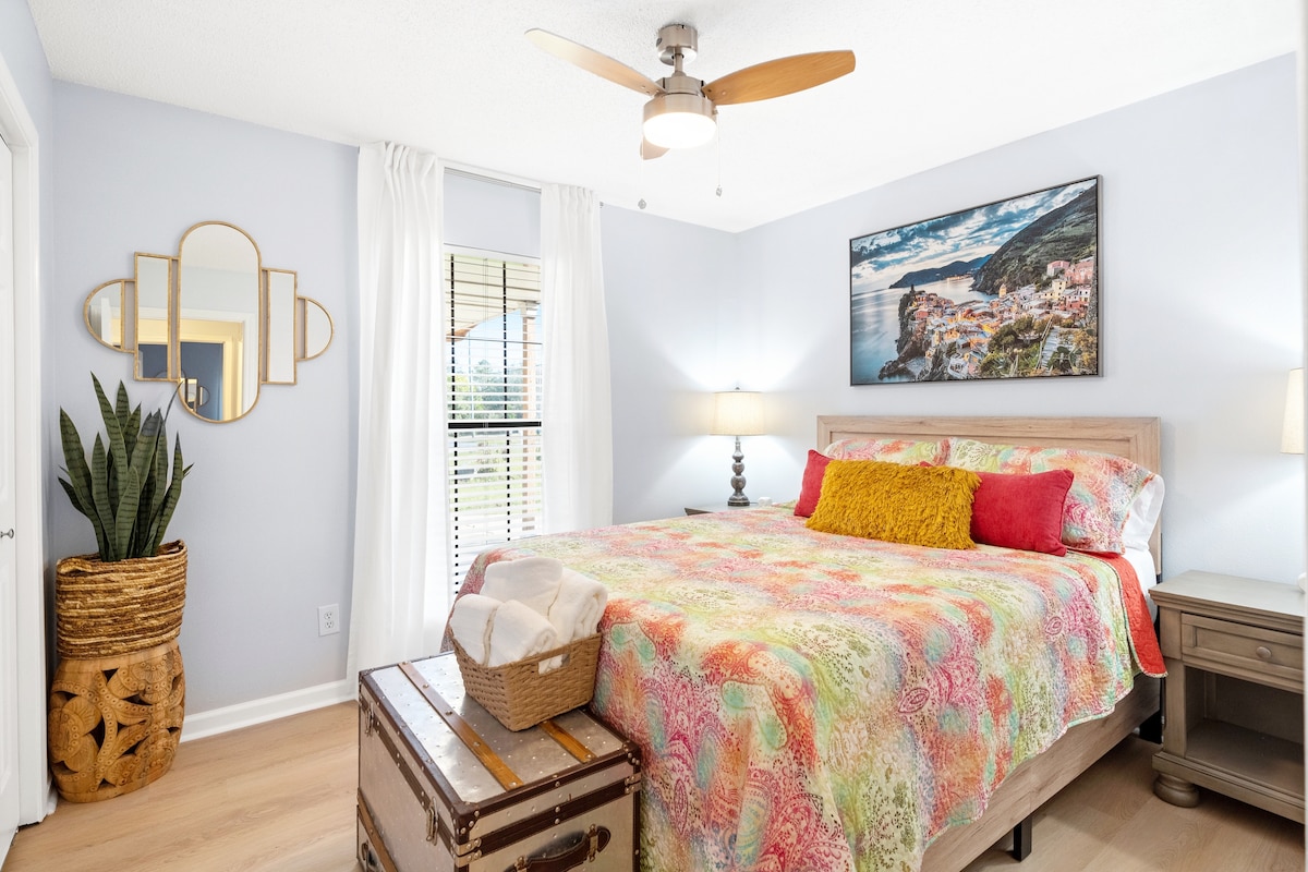 Добре дојдовте во крајбрежното спокојство во Заливот Бриз, Флорида. Уживајте во нашата брачна спална соба, облеана во сончева светлина и крајбрежни акценти. Спуштете се под нежното нишање на вентилаторот на таванот. Вашето крајбрежно бегство ве чека.