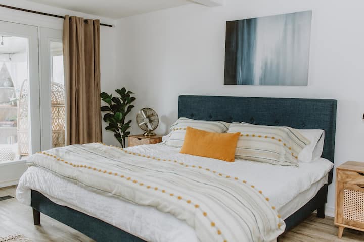 Спална соба со брачен кревет поврзана со собата за сончање