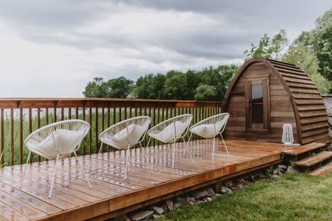 Lakefront Cottage - SAUNA/ HOT TUB & Amazing Views