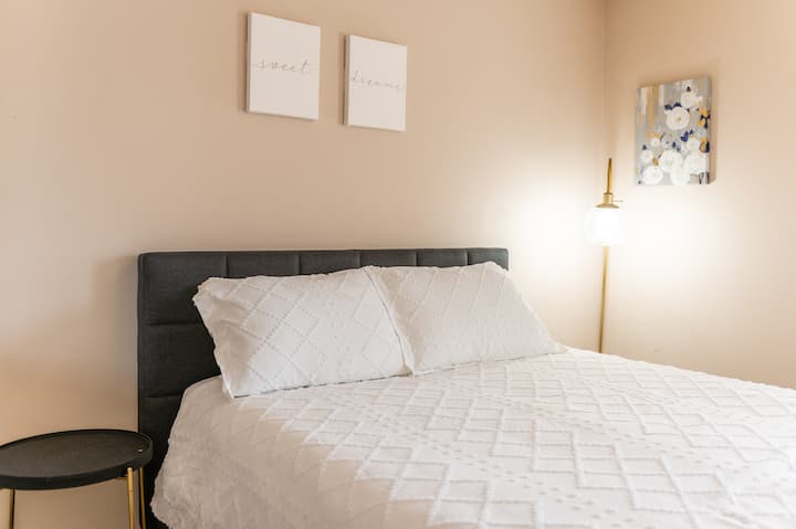 ห้องนอนหมายเลข 3 พร้อมเตียงควีนไซส์