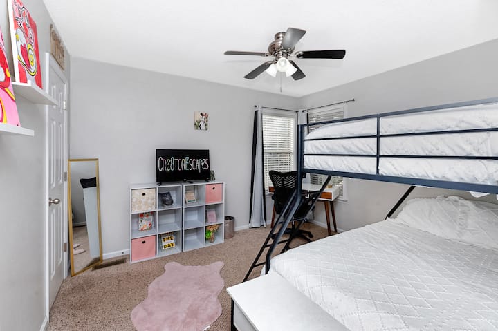 ห้องนอนหมายเลข 2 พร้อมเตียงคู่/เตียงสองชั้นเต็มรูปแบบ