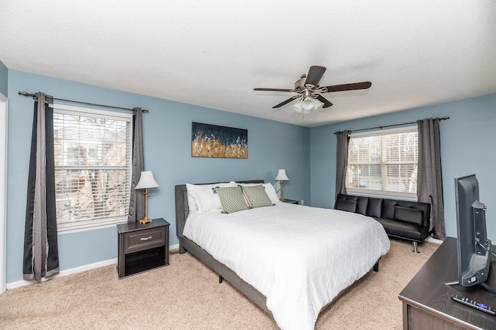 ห้องนอนใหญ่บนชั้น 2 พร้อมเตียงขนาดคิงแคลิฟอร์เนีย