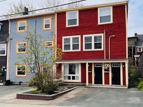 Jellybean Dream upstairs apt: driveway+4 beds