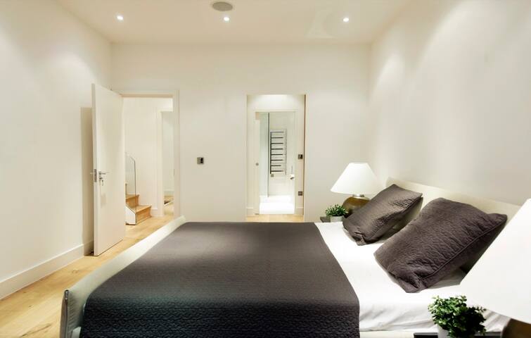 Hidden Gem In A Quiet Kensington Mews gallery image 5