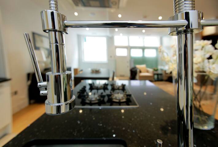 Hidden Gem In A Quiet Kensington Mews gallery image 4